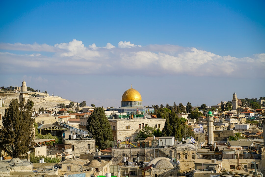 eSIM של nRed או חבילת חו"ל של סלקום? השוואה מלאה שתחסוך לכם מאות שקלים